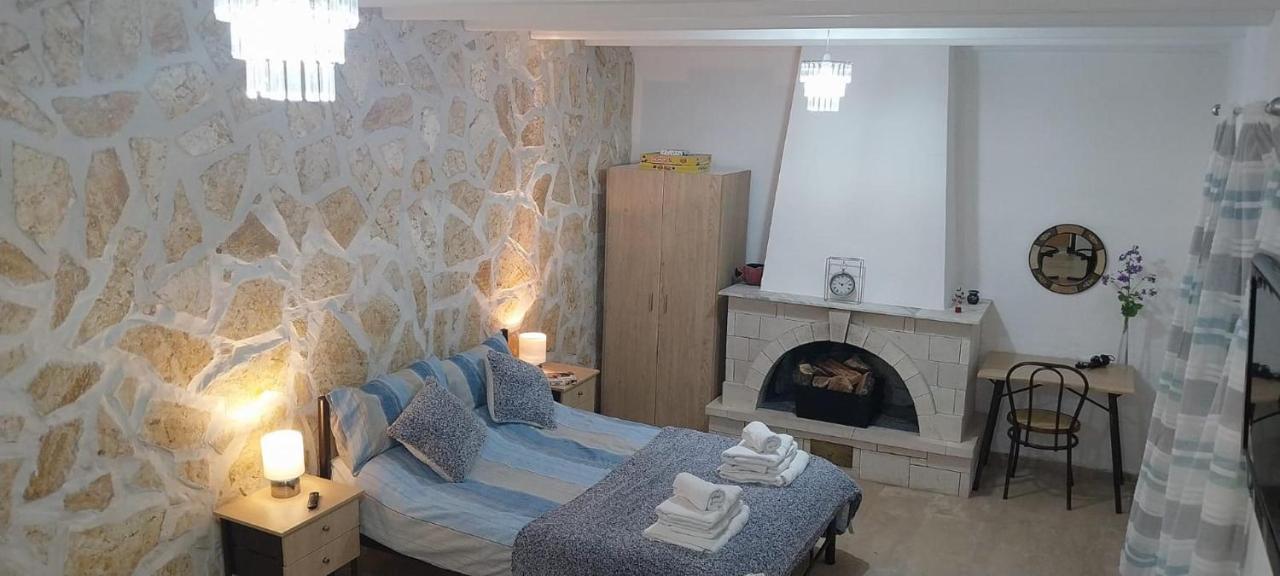 Lovely Studio In Strinilas With Its Own Pool Ngoại thất bức ảnh