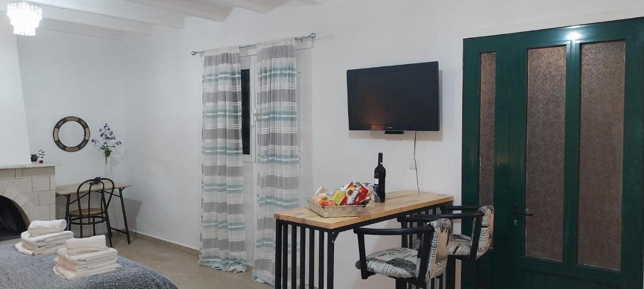 Lovely Studio In Strinilas With Its Own Pool Ngoại thất bức ảnh