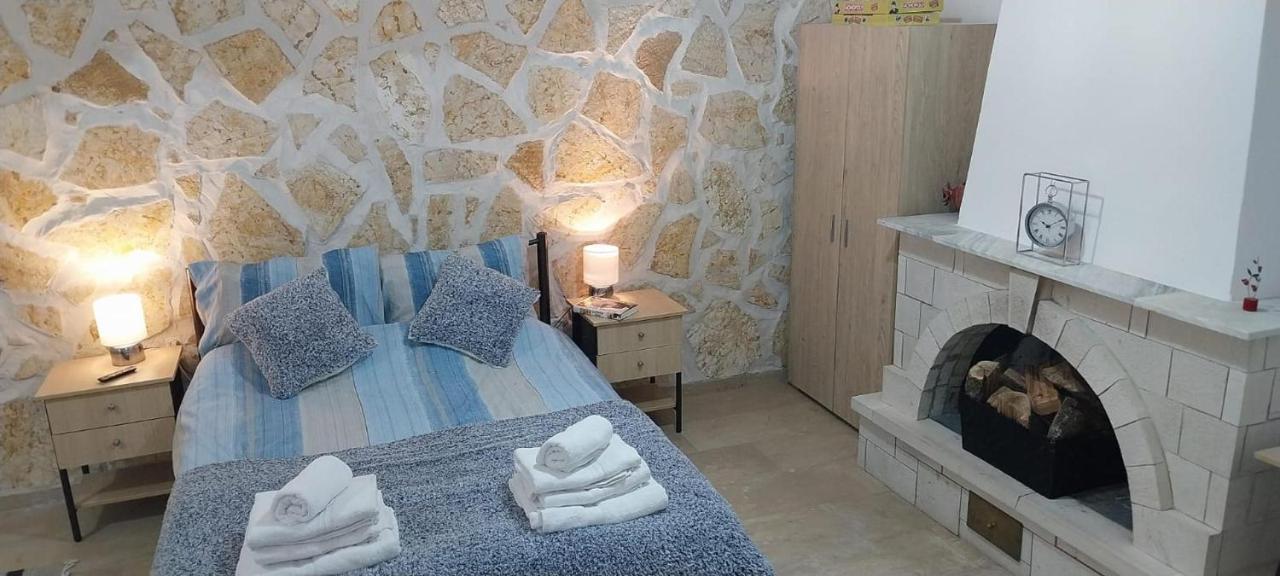 Lovely Studio In Strinilas With Its Own Pool Ngoại thất bức ảnh