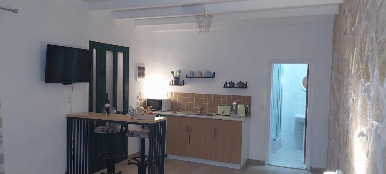 Lovely Studio In Strinilas With Its Own Pool Ngoại thất bức ảnh
