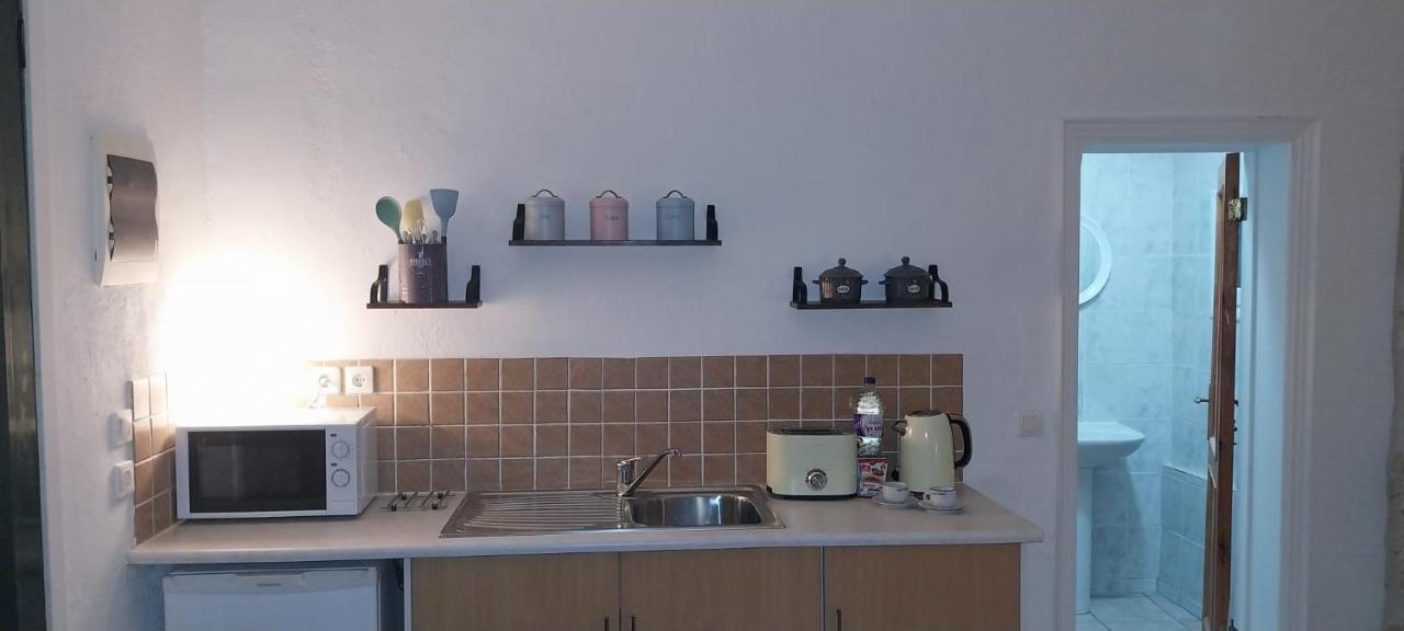 Lovely Studio In Strinilas With Its Own Pool Ngoại thất bức ảnh