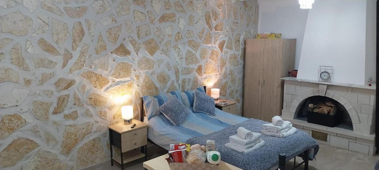 Lovely Studio In Strinilas With Its Own Pool Ngoại thất bức ảnh