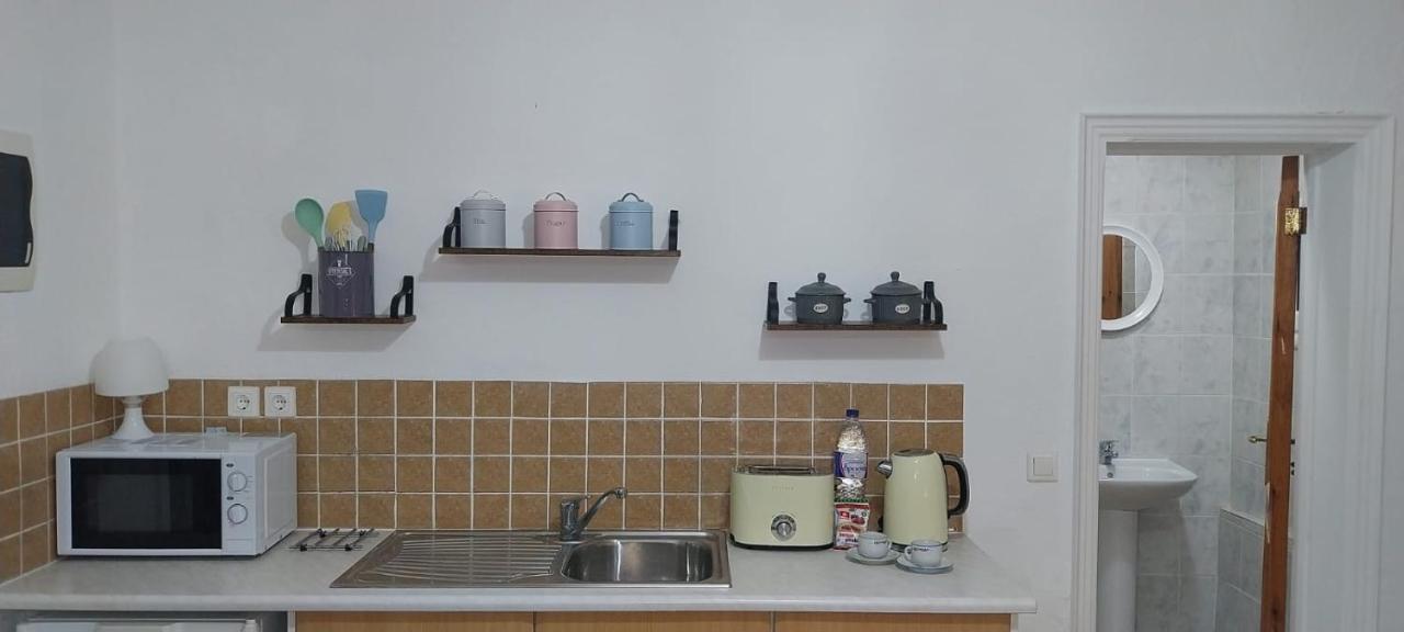 Lovely Studio In Strinilas With Its Own Pool Ngoại thất bức ảnh